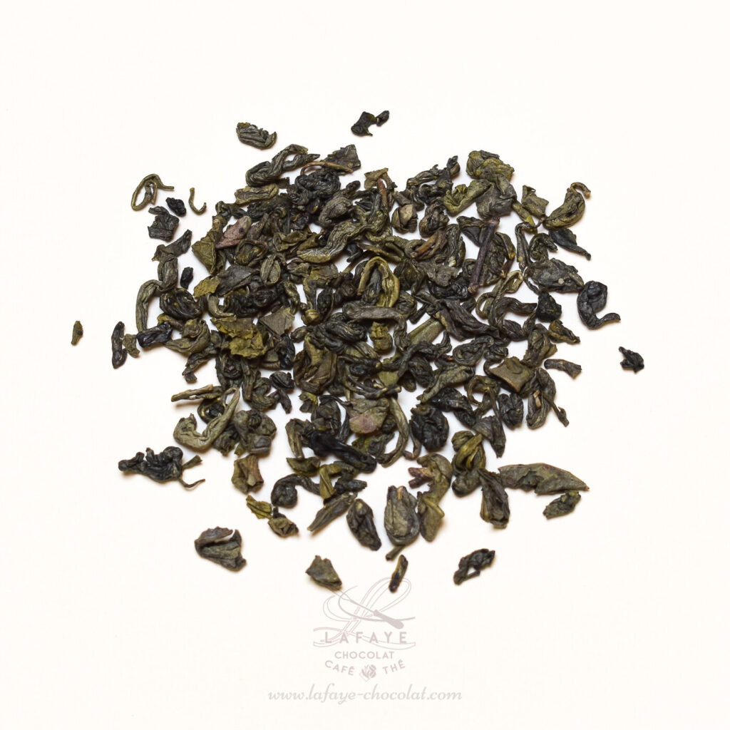 Gunpowder: thé vert vert de chine vendu par Lafaye chocolat.
