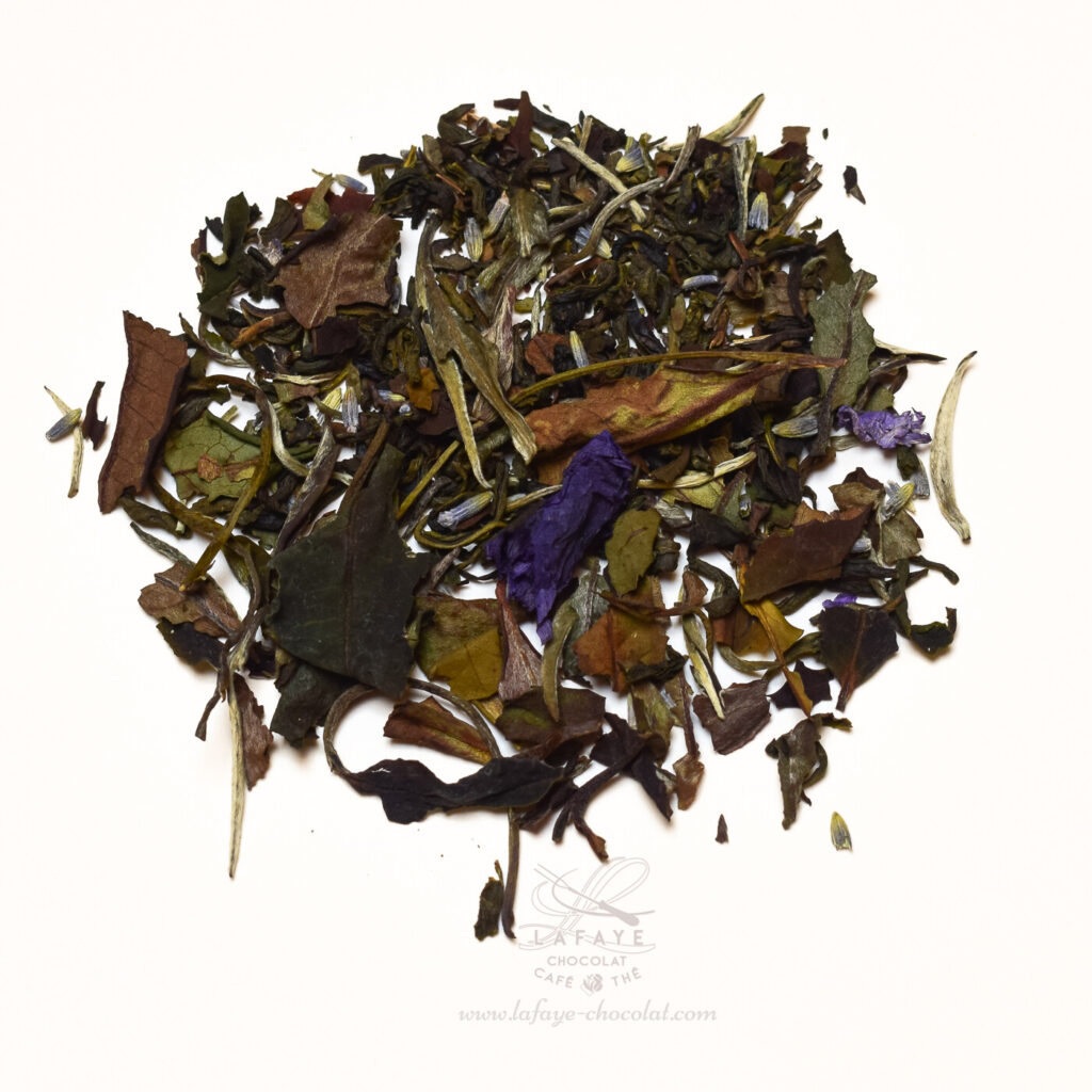 Pêche-lavande: thé blanc et vert, lavande, pêche, mauve, extrait de vanille, arôme naturel de lavande et pêche vendu par Lafaye chocolat.